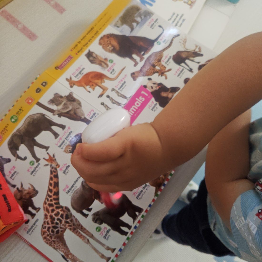 子どもが自分でペンを握って遊ぶ様子